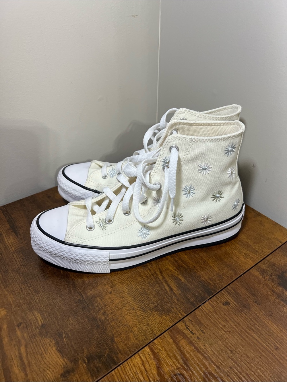 Converse with embroidery